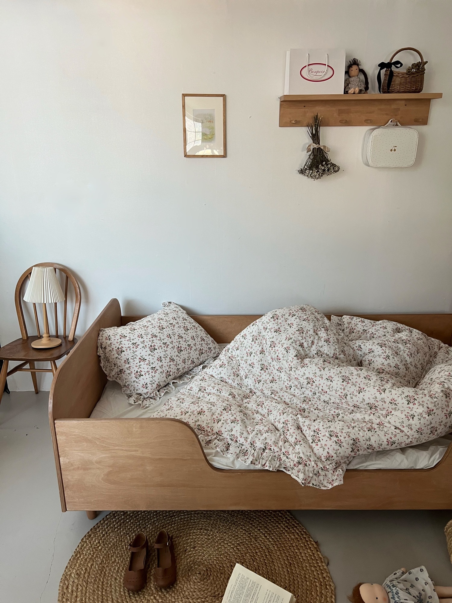 A bold six-hole shelf.