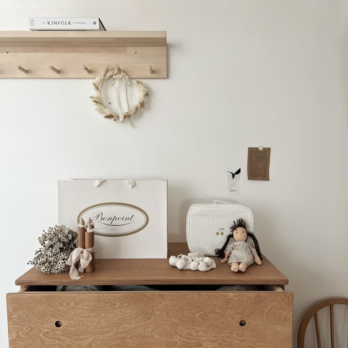 A bold six-hole shelf.